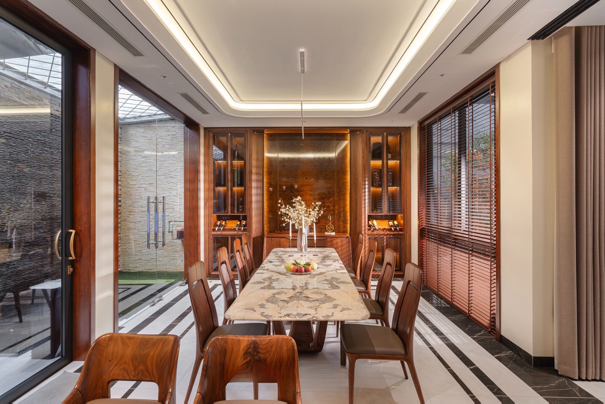 Bàn ăn mặt đá cao cấp 8 ghế gỗ óc chó với mặt đá granite trắng vân đối xứng Bàn ăn mặt đá cao cấp 8 ghế gỗ óc chó với mặt đá granite trắng vân đối xứng