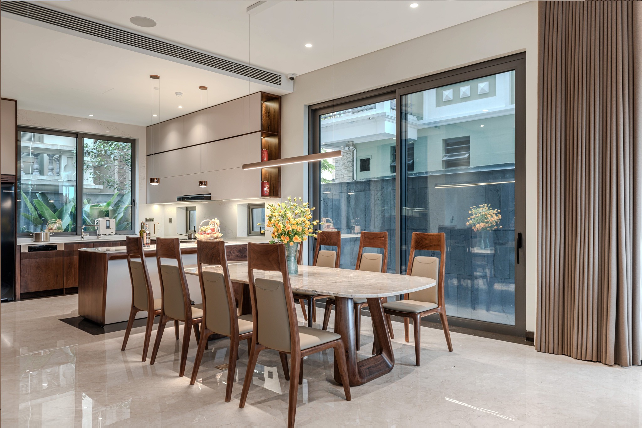 Bàn ăn mặt đá hiện đại 8 ghế với mặt marble trắng vân mây xám và ghế bọc da ghi xám