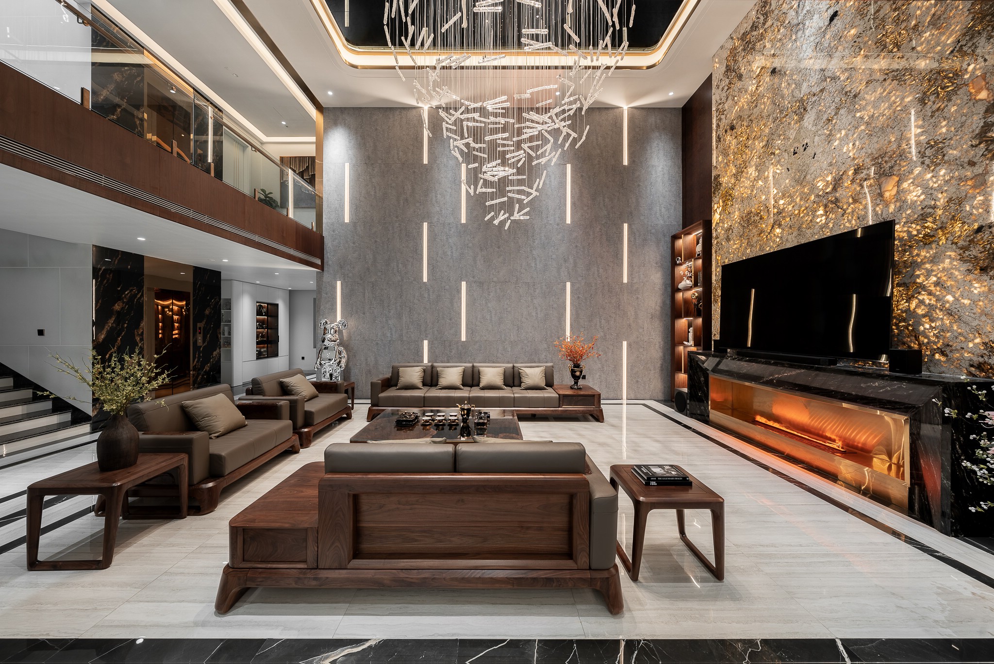 : Phòng khách biệt thự gỗ óc chó thông tầng với sofa lớn, đá xuyên sáng, đèn thả