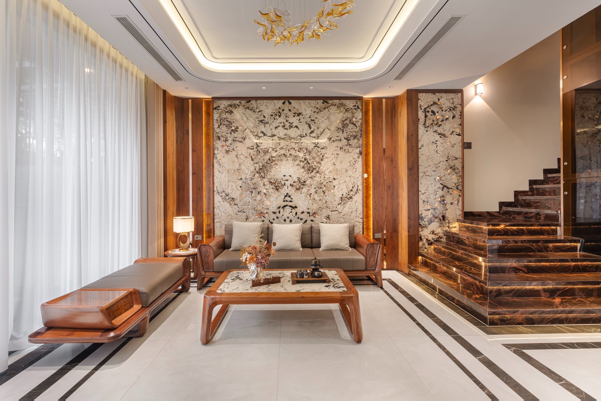 Sofa gỗ đơn giản khung gỗ óc chó nâu đỏ với đệm da nâu nhạt