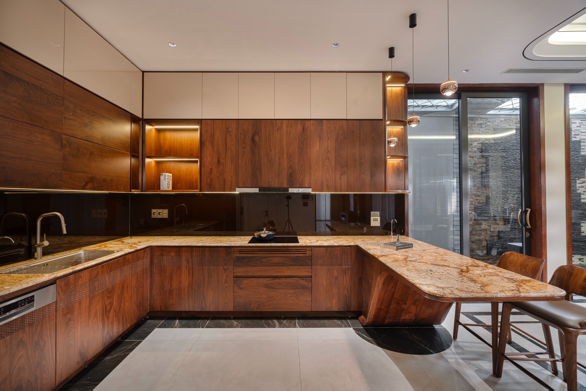 Tủ bếp cao cấp chữ L gỗ tự nhiên màu nâu đỏ với bàn bar và mặt đá trắng vân vàng